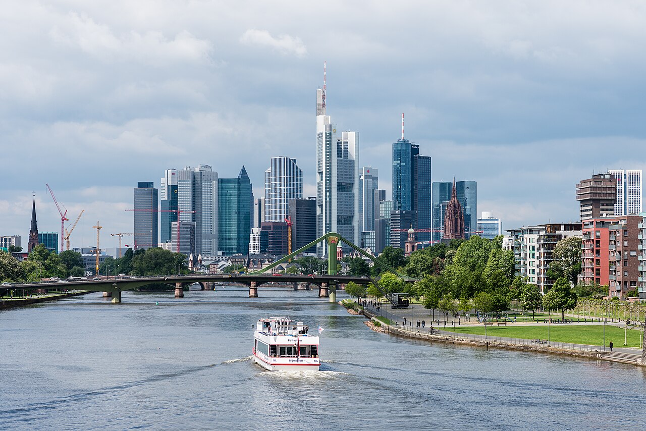 Frankfurter Skyline mit dem Main im Rhein-Main-Gebiet